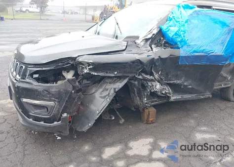 2020 Jeep Compass Latitude 4X4 z USA, uszkodzony, nr VIN 3C4NJDBB7LT100998